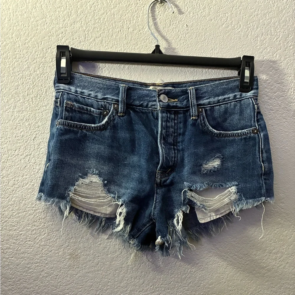 We The Free Women’s Distressed Button fly Raw Hem  Exposed Pockets Denim Shorts